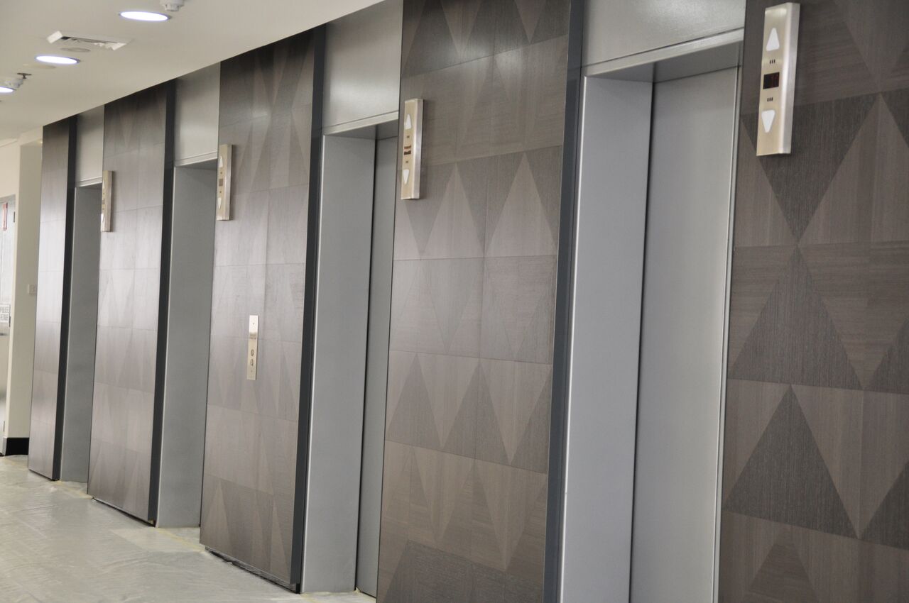 Двери в лифтовой холл. Обрамление дверного проема лифта. Обрамление лифтовых порталов. Лифтовой портал. Защита лифтового проема.